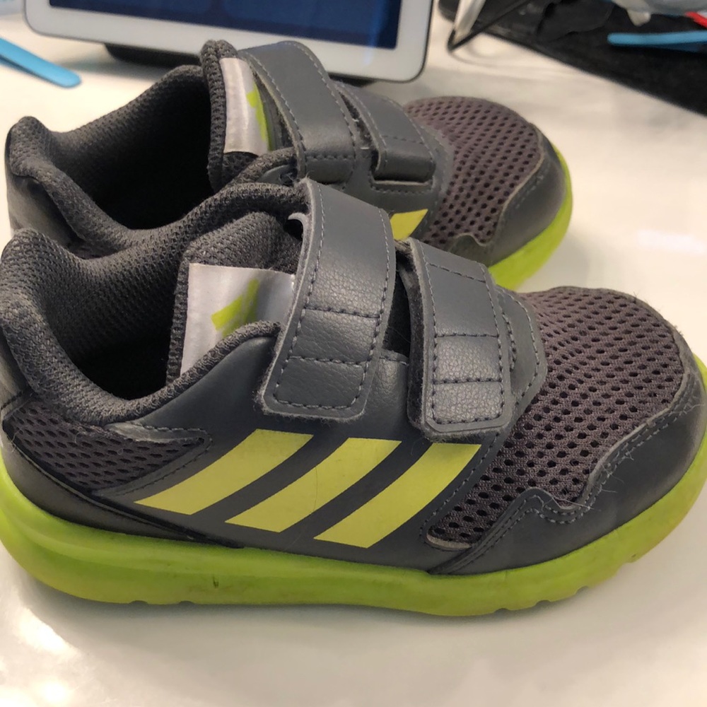 Toddler adidas sneakers in very good used cond